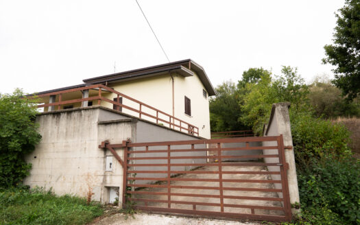 Villa indipendente con dependance, ampio giardino e panorama mozzafiato – Contrada Sorbo, San Polo Matese (CB)