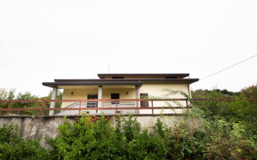 Villa indipendente con dependance, ampio giardino e panorama mozzafiato – Contrada Sorbo, San Polo Matese (CB)